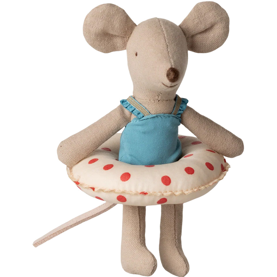 Maileg knuffelmuis met blauw badpak en witte zwemband met rode stippen.