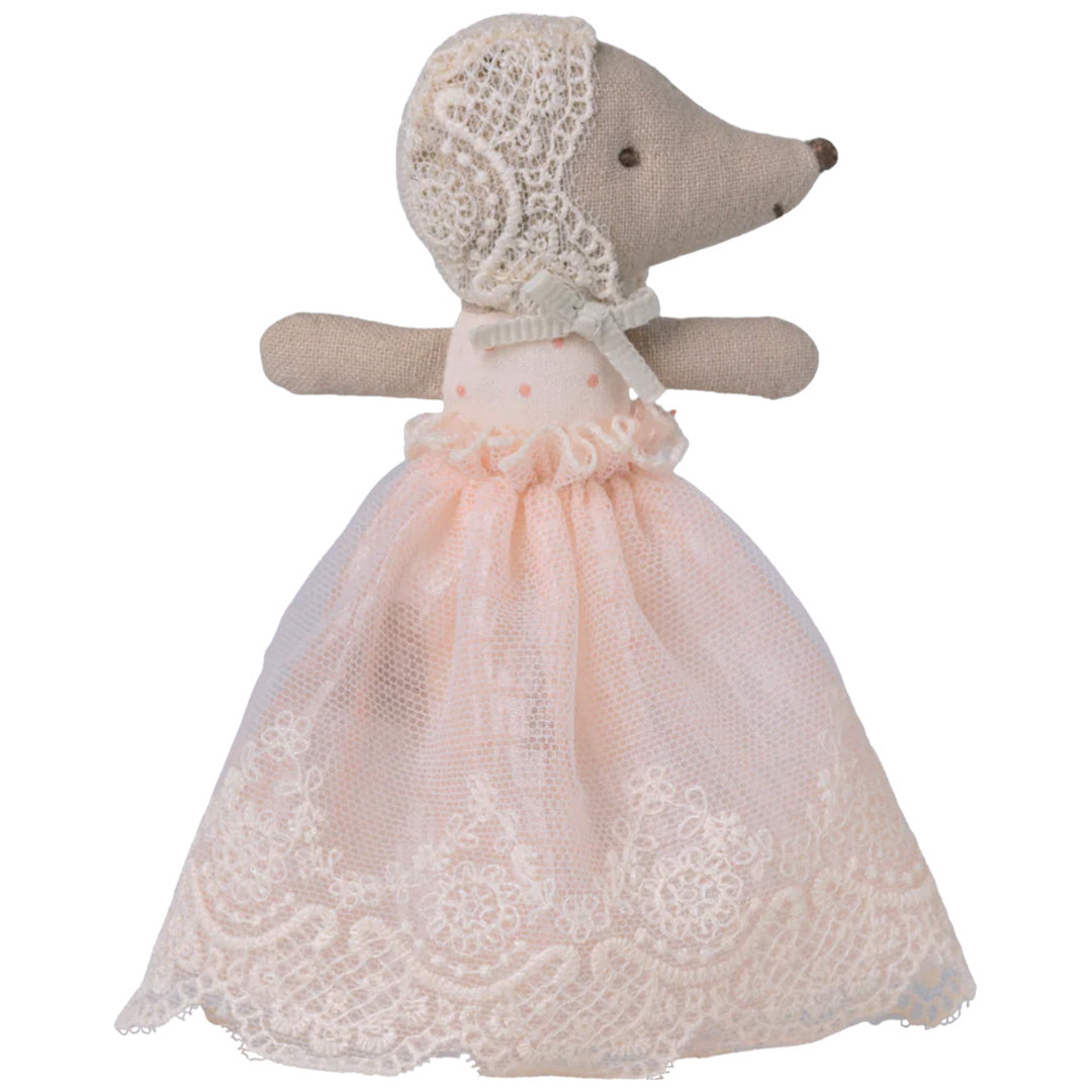 Maileg knuffelmuis baby met roze kanten nachtjapon en mutsje.
