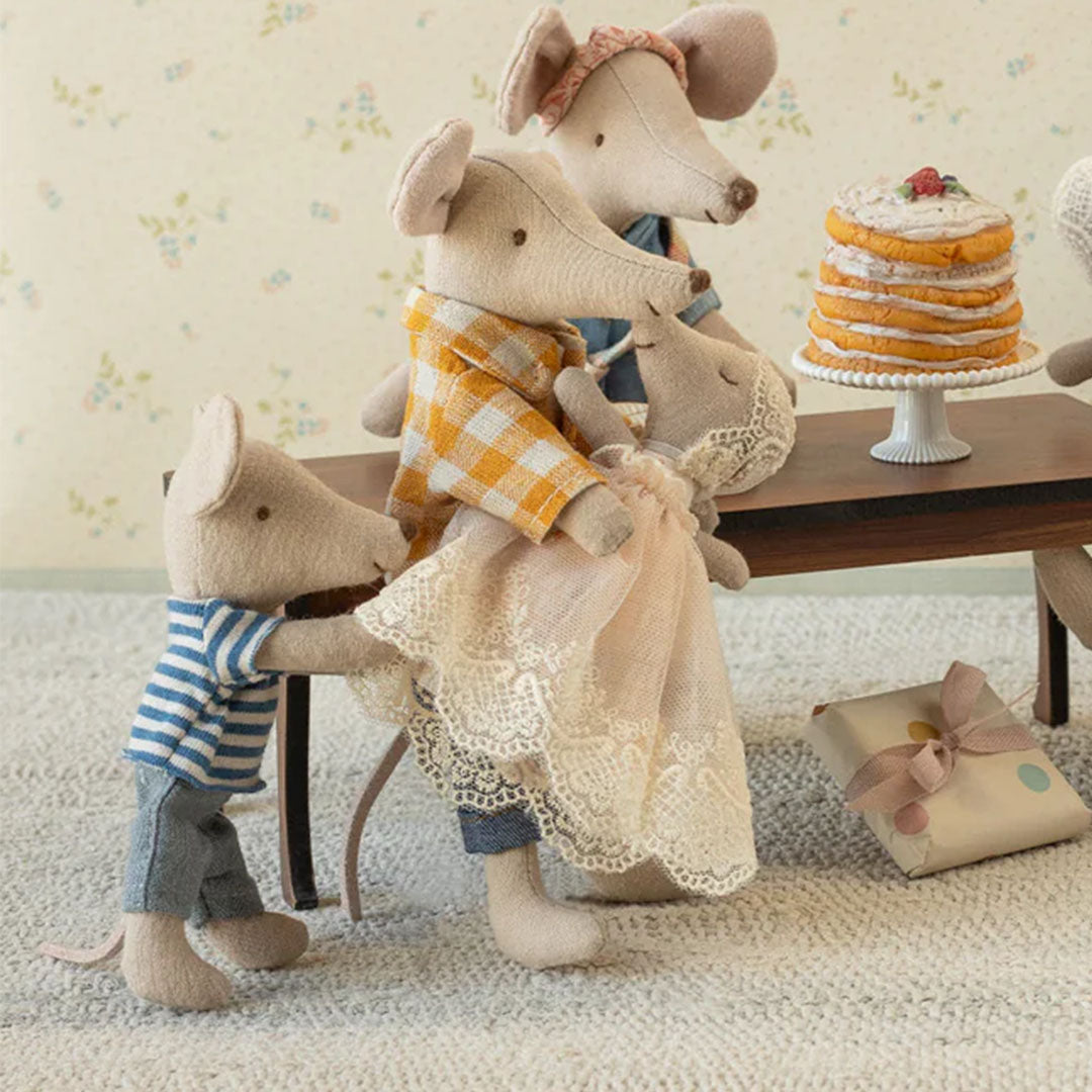 Maileg knuffelmuizenfamilie rond een tafel met een taart en een cadeau.