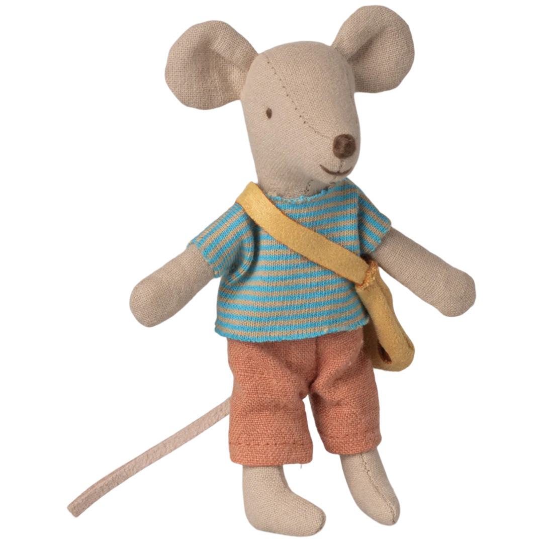 Maileg knuffelmuis met gestreept shirt, oranje broek en gele schoudertas.
