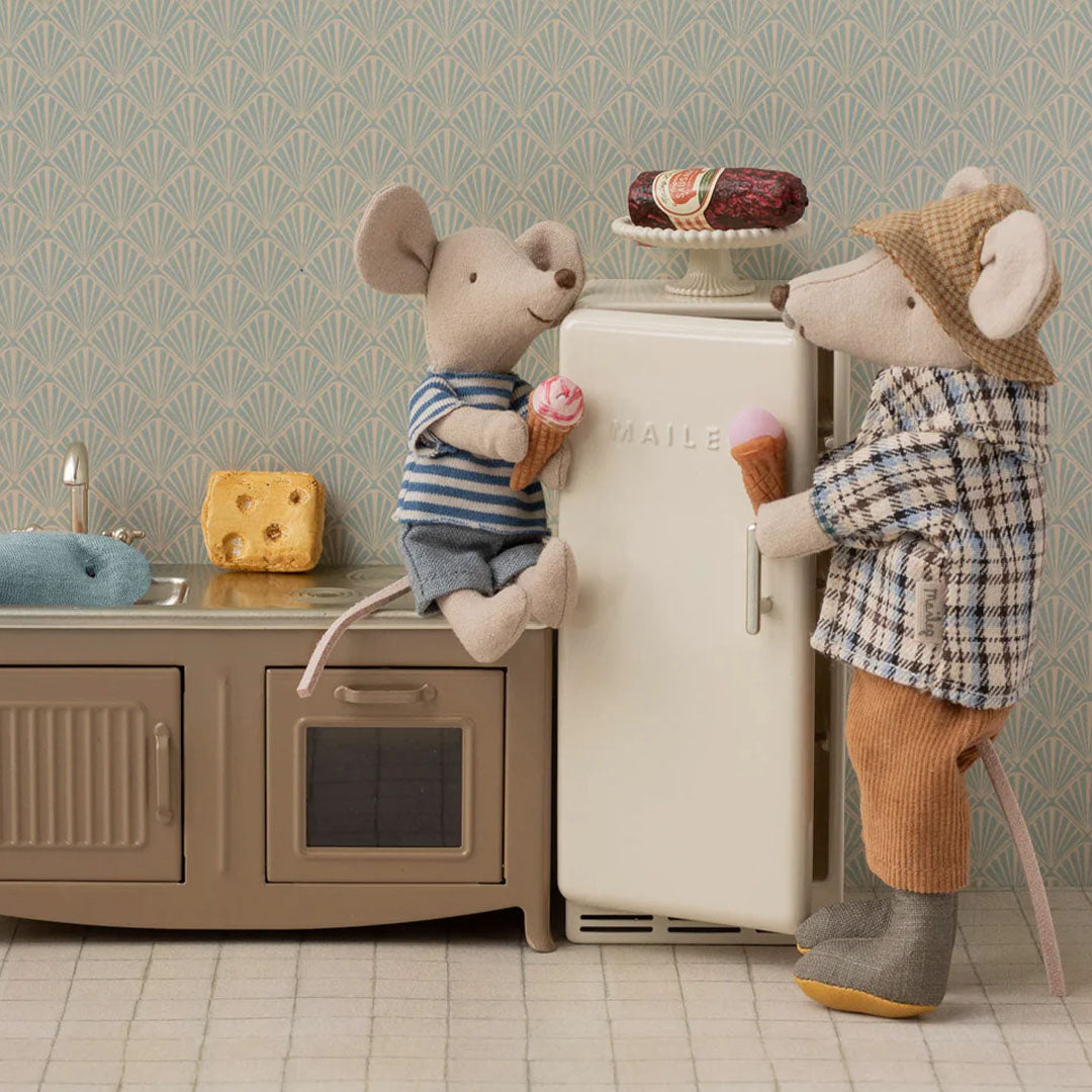 Twee Maileg knuffelmuizen met ijsjes in een miniatuurkeuken.