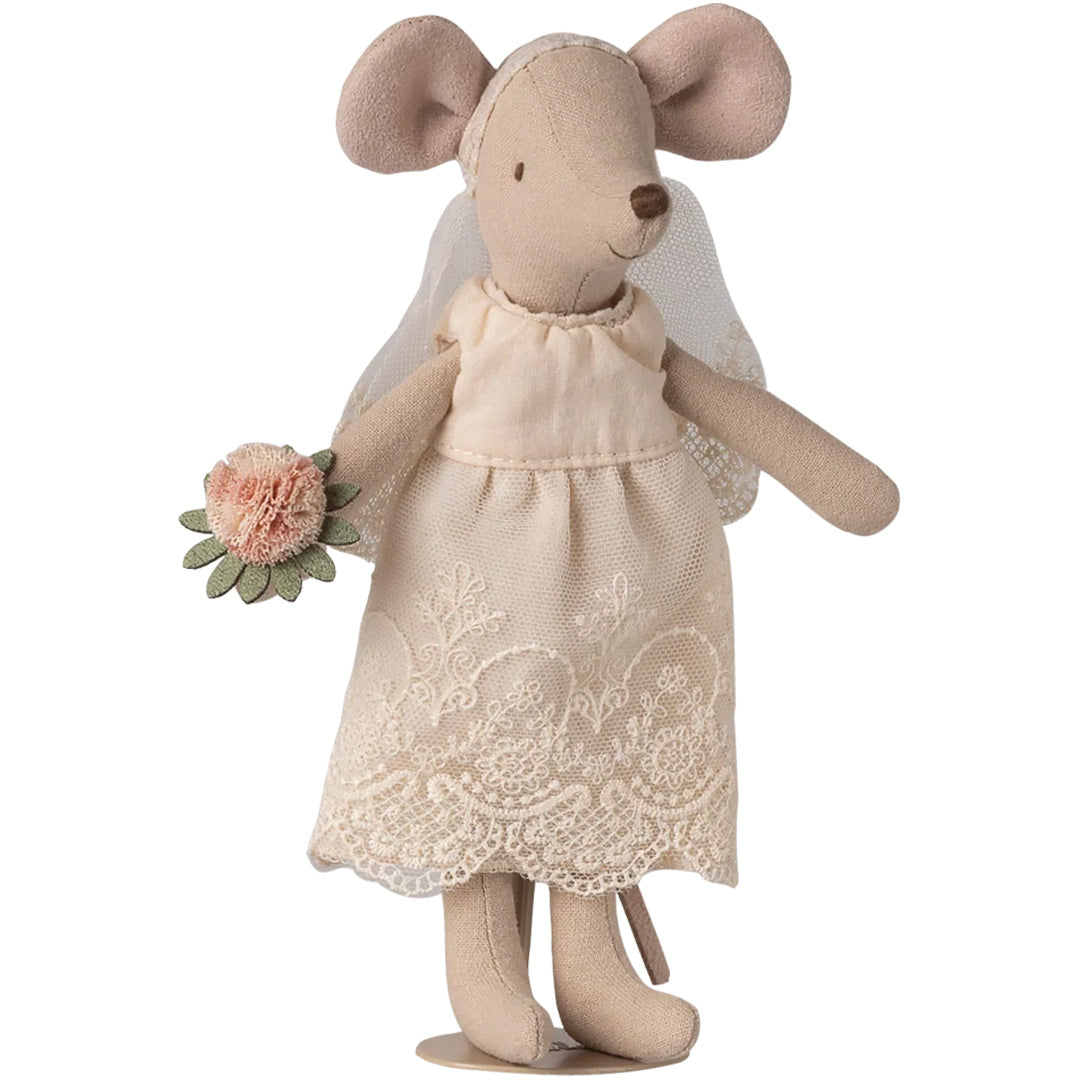 Maileg knuffelmuis bruid in een beige kanten trouwjurk met sluier en roze boeket.