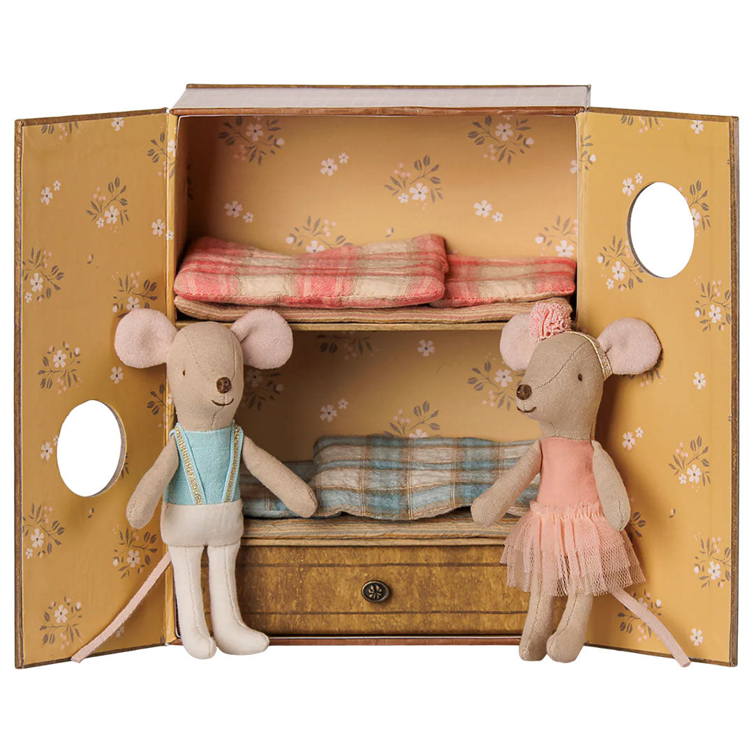 Maileg poppenhuisspeelset met twee knuffelmuizen in een open kartonnen slaapkamer met stapelbedden.