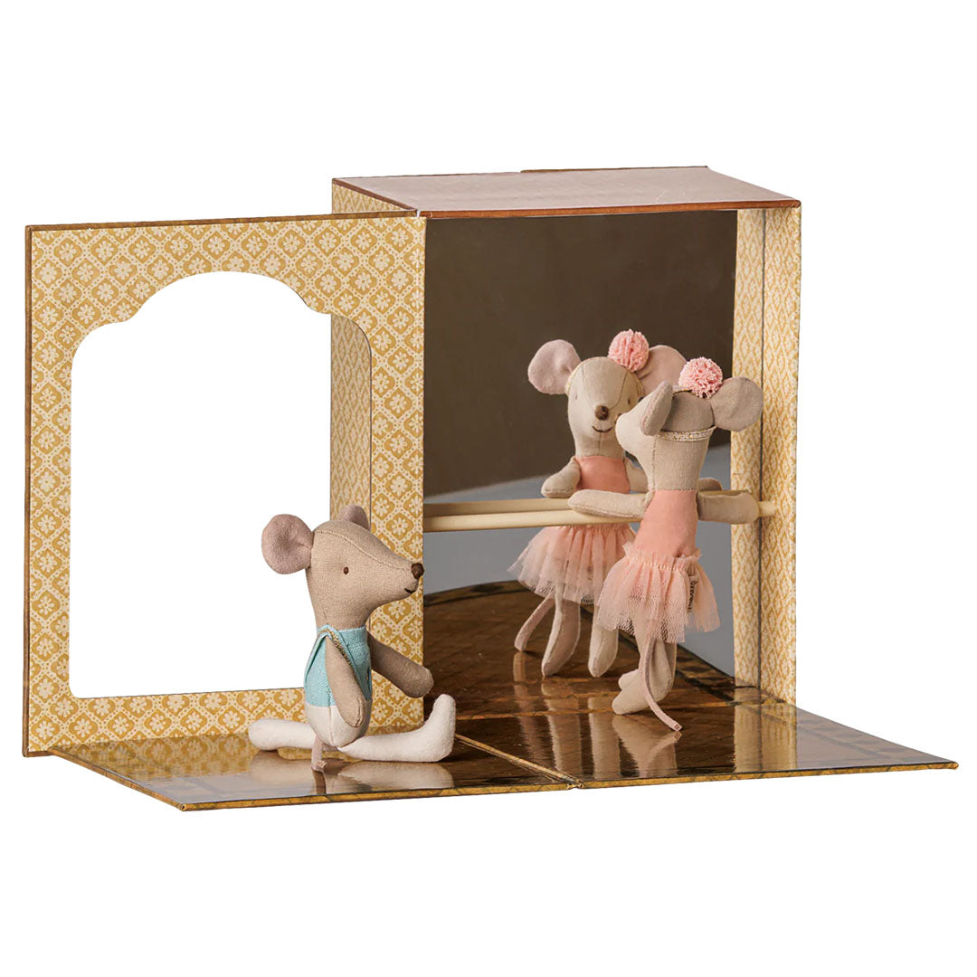 Maileg poppenhuisspeelset met twee knuffelmuizen in een open kartonnen dansstudio met spiegel en balletbarre.