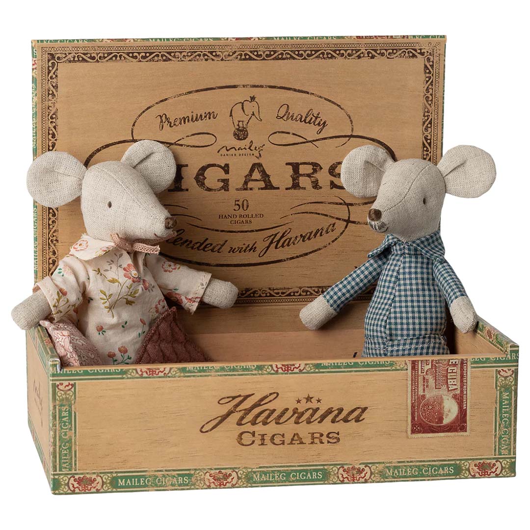 Maileg knuffelmuizen opa en oma zitten rechtop in een open sigarendoos met een Havana Cigars label.