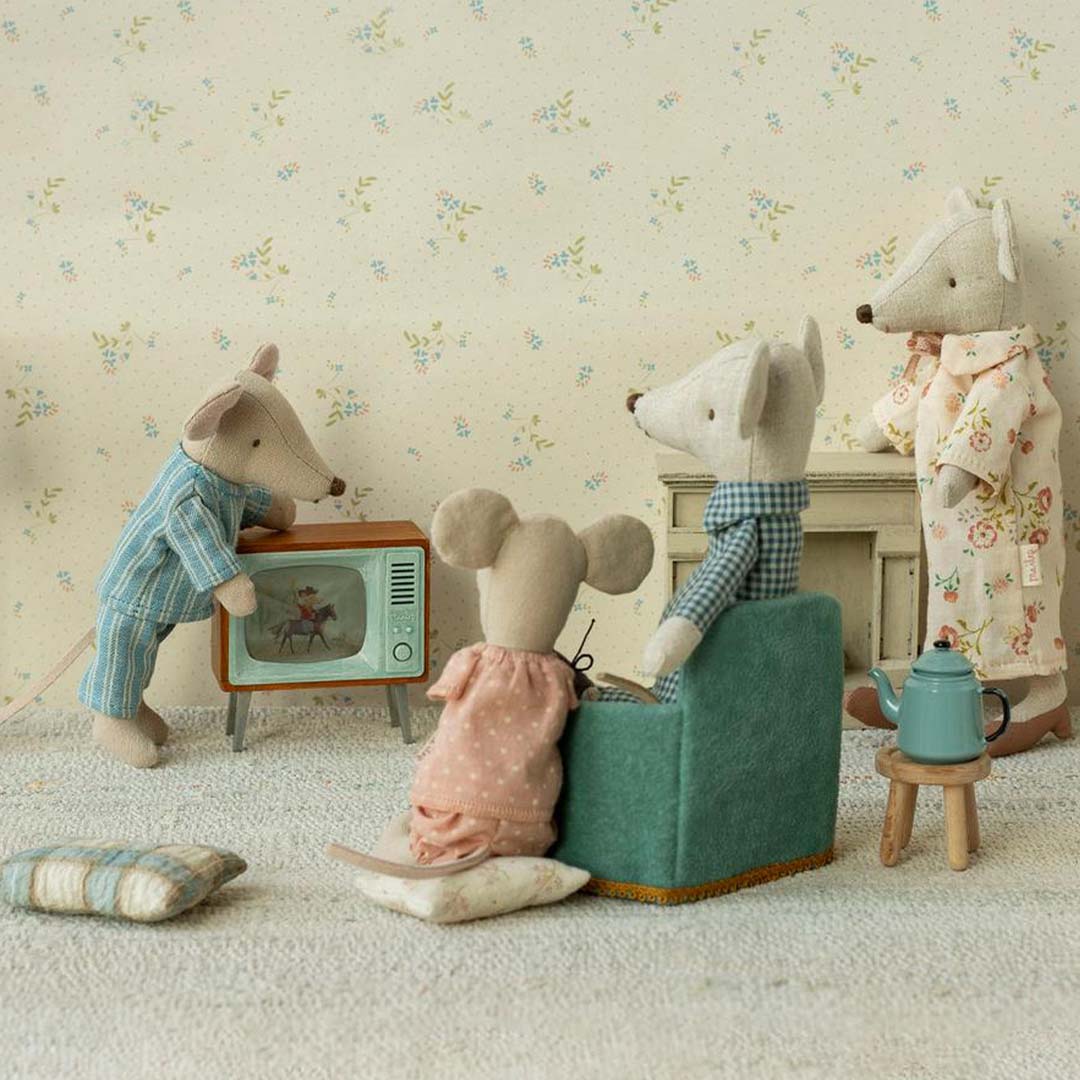 Drie Maileg knuffelmuizen kijken samen televisie in een kamer met bloemetjesbehang.