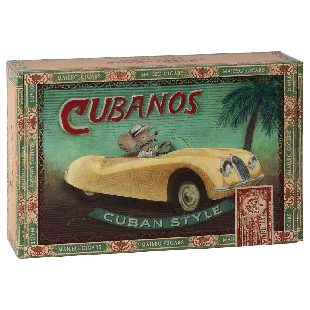 De gesloten Maileg sigarendoos verpakking toont een muis in een gele auto met de tekst "Cubanos".