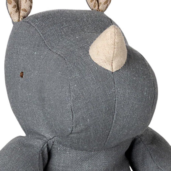 Detail van de kop van de Maileg pluchen knuffelneushoorn met beige hoorn en oren.