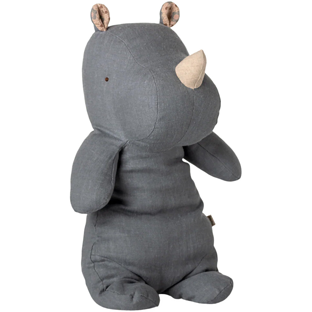 Maileg pluchen knuffelneushoorn in dusty blue uit de Safari Friends collectie, zittend.