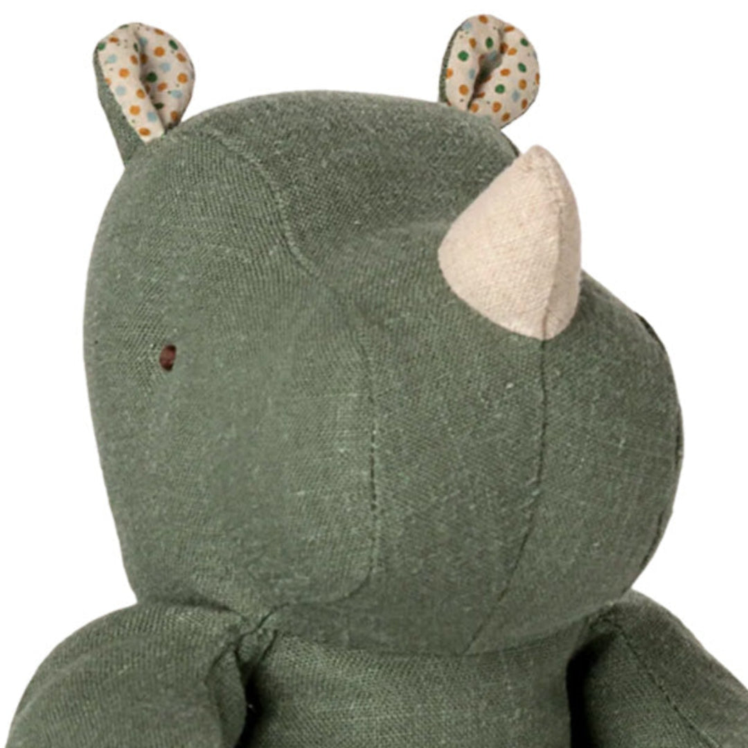 Detail van de kop van de Maileg pluchen knuffelneushoorn met saliegroene stof en oren met stippen.