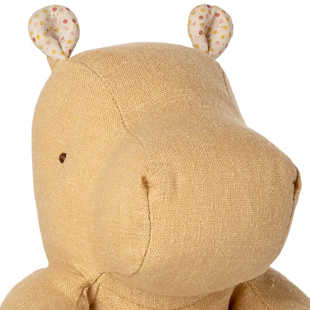 Detailopname van de kop van het Maileg knuffelnijlpaard met oren met stippenpatroon.