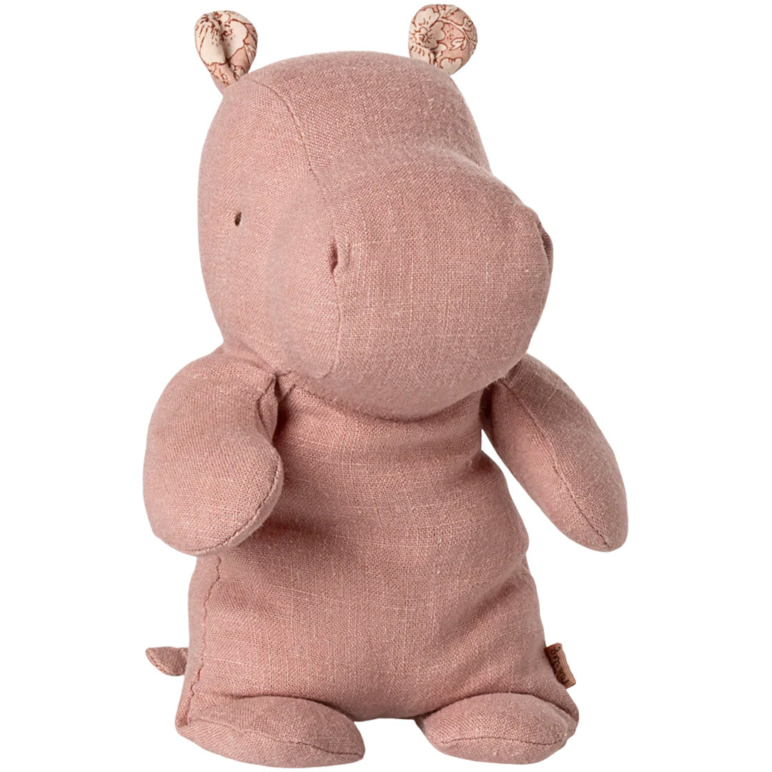 Maileg roze pluchen knuffelnijlpaard uit de Safari Friends collectie, schuin van voren gefotografeerd.