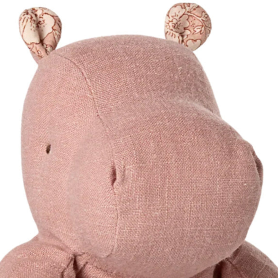 Detailopname van de kop van het Maileg roze pluchen knuffelnijlpaard met gebloemde oren.