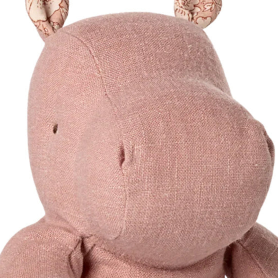 Detail van de kop van het Maileg roze pluchen knuffelnijlpaard met gebloemde oren.