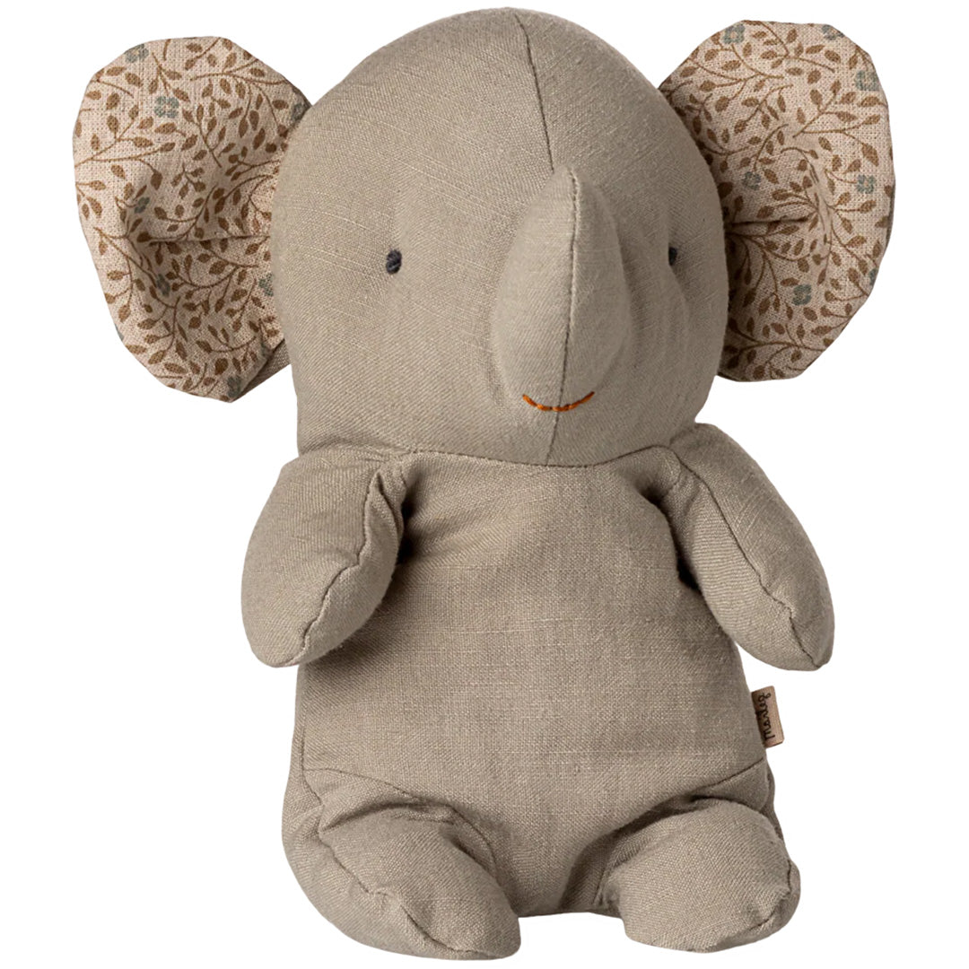 Maileg knuffelolifant in grijs met oren met bladerenpatroon.
