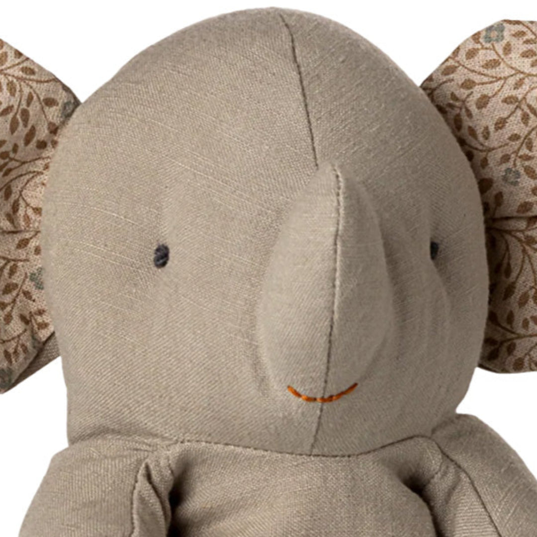 Detailopname van de kop van de Maileg knuffelolifant met bladerenpatroon op de oren.