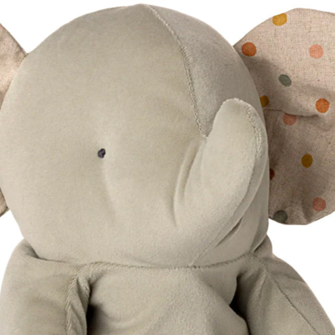 Detailopname van de kop van de grijze Maileg knuffelolifant met gestippelde oren.