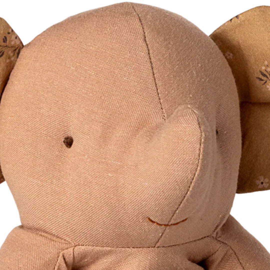 Detailopname van de kop van de Maileg pluchen knuffelolifant met gebloemde oren.