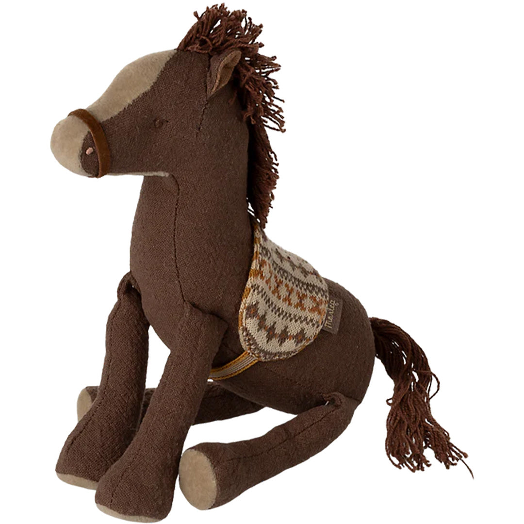 Maileg knuffelpaard in bruin met een zadel, zittend op een witte achtergrond.