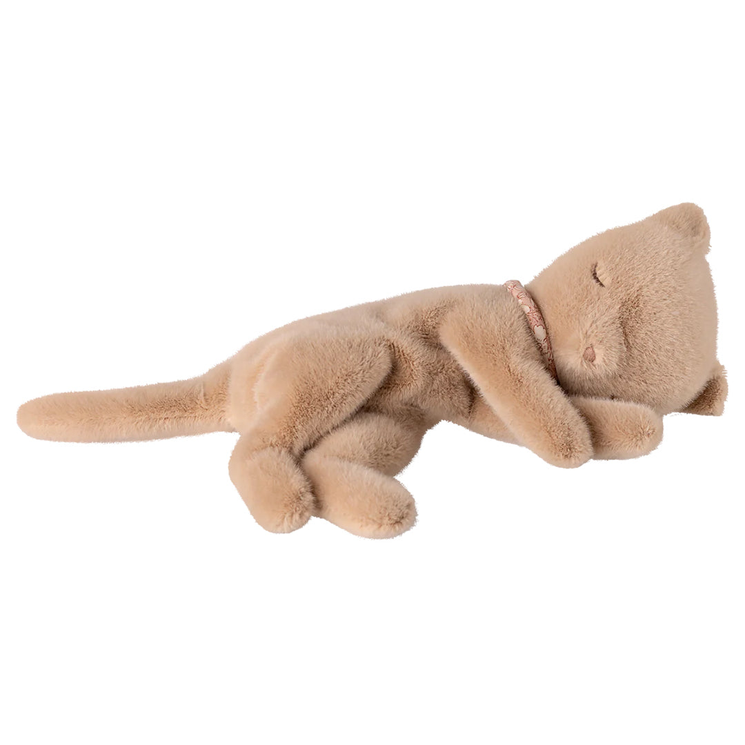 Maileg pluchen speelgoed slapende kat in crème-perzik kleur.