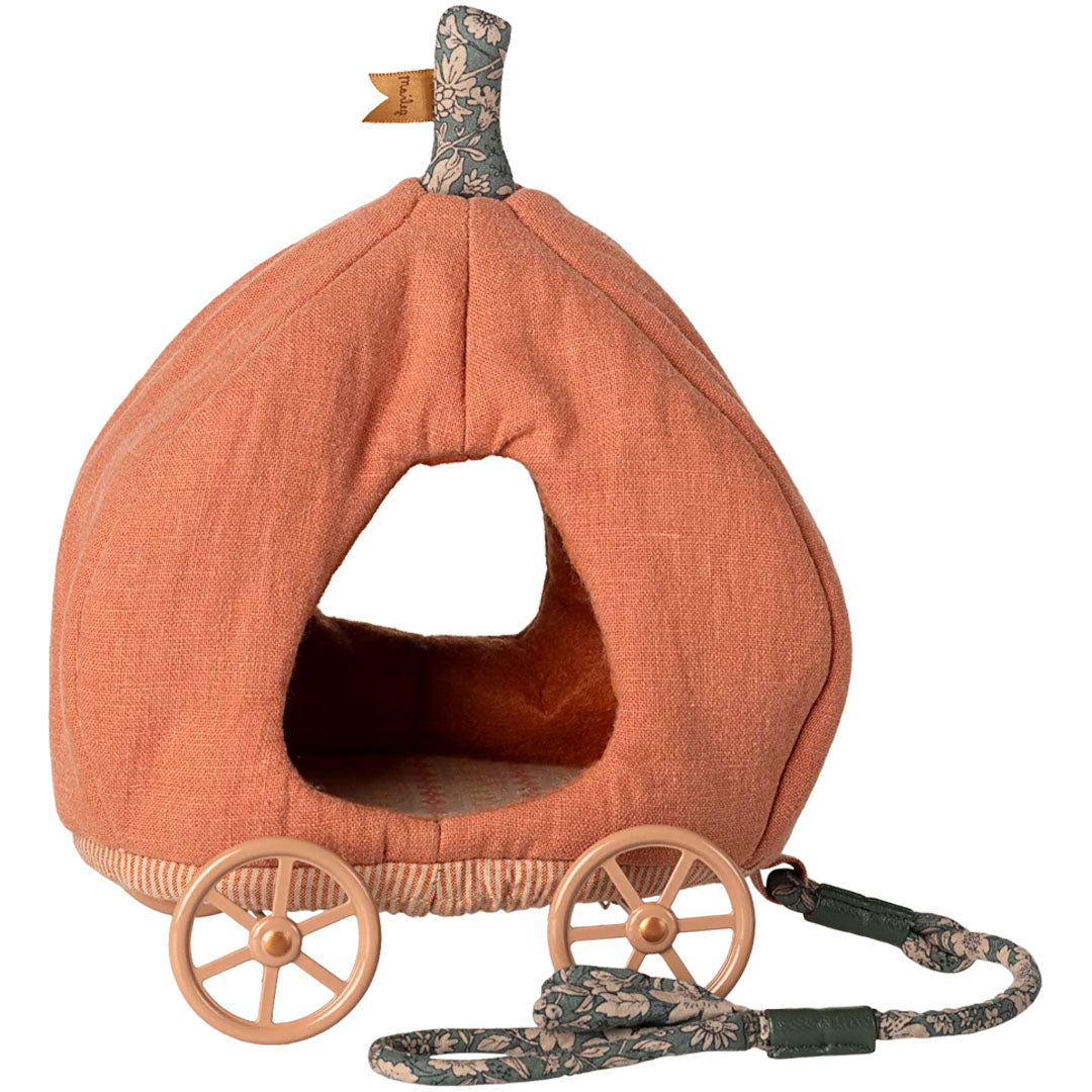 Maileg oranje stoffen pompoenkoets met houten wielen en een trekkoord.