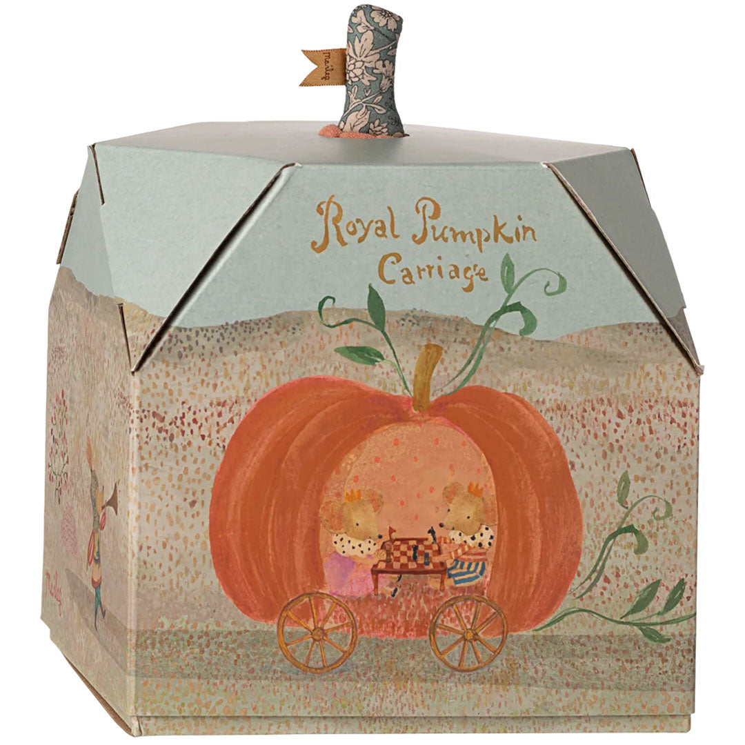 De verpakking van de Maileg Royal Pumpkin Carriage, geïllustreerd met een pompoenkoets en muizen.