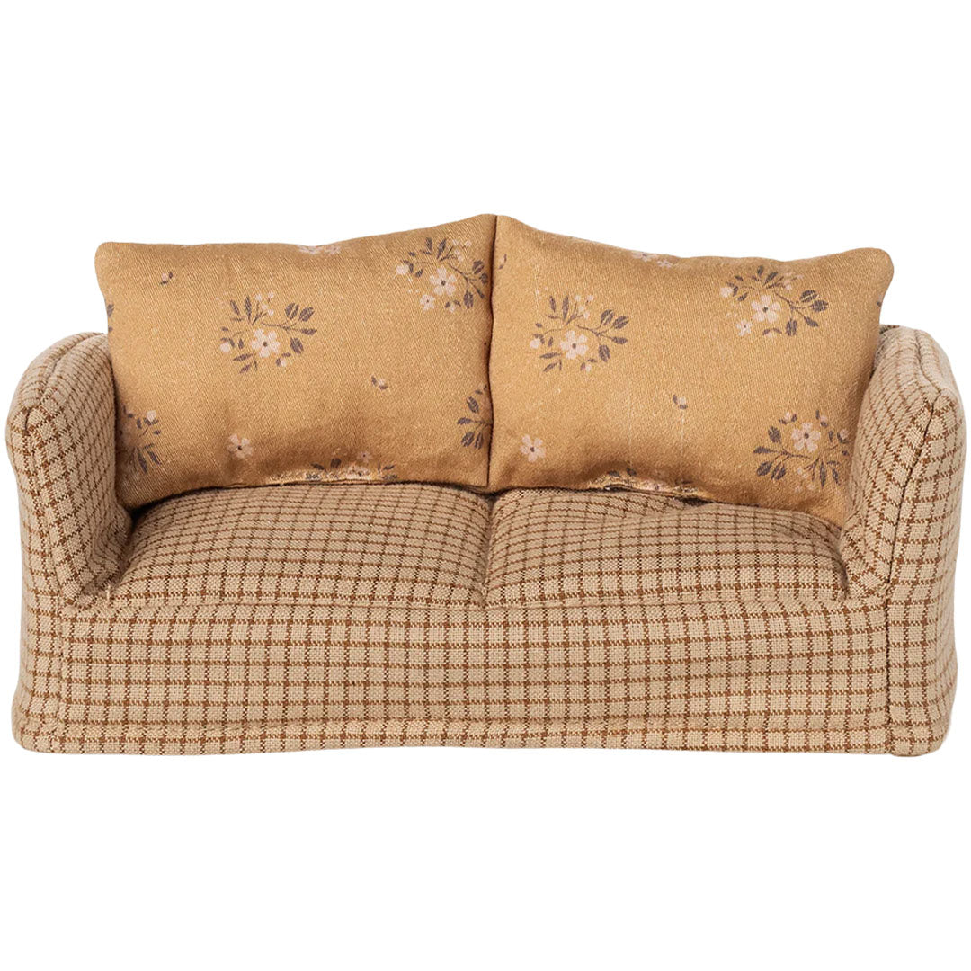 Maileg poppenhuis bankje met beige geruite bekleding en twee gebloemde kussens, vooraanzicht.