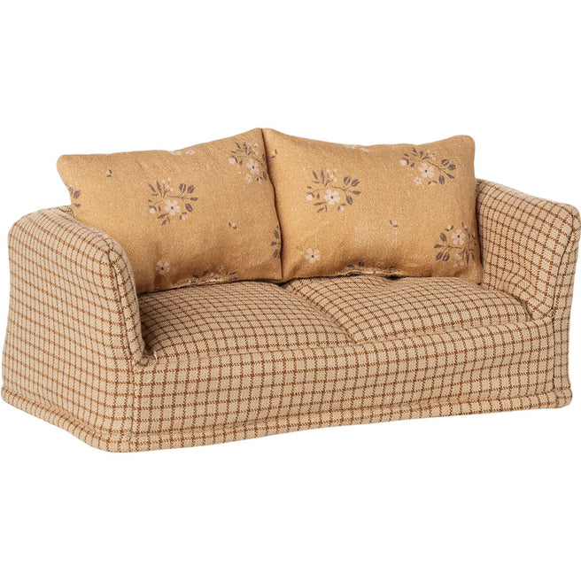 Maileg poppenhuis bankje met beige geruite bekleding en twee gebloemde kussens, schuin van voren gefotografeerd.