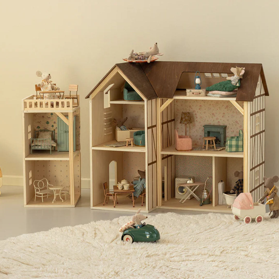 Maileg poppenhuis met toegepast behang in diverse beige patronen, ingericht met meubels en muizenfiguren.