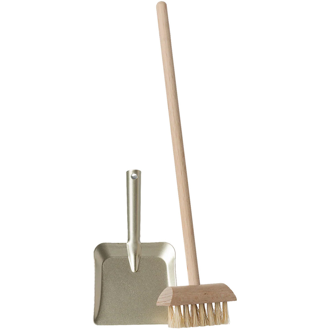 Maileg poppenhuis bezem set met metalen schep en houten bezem.