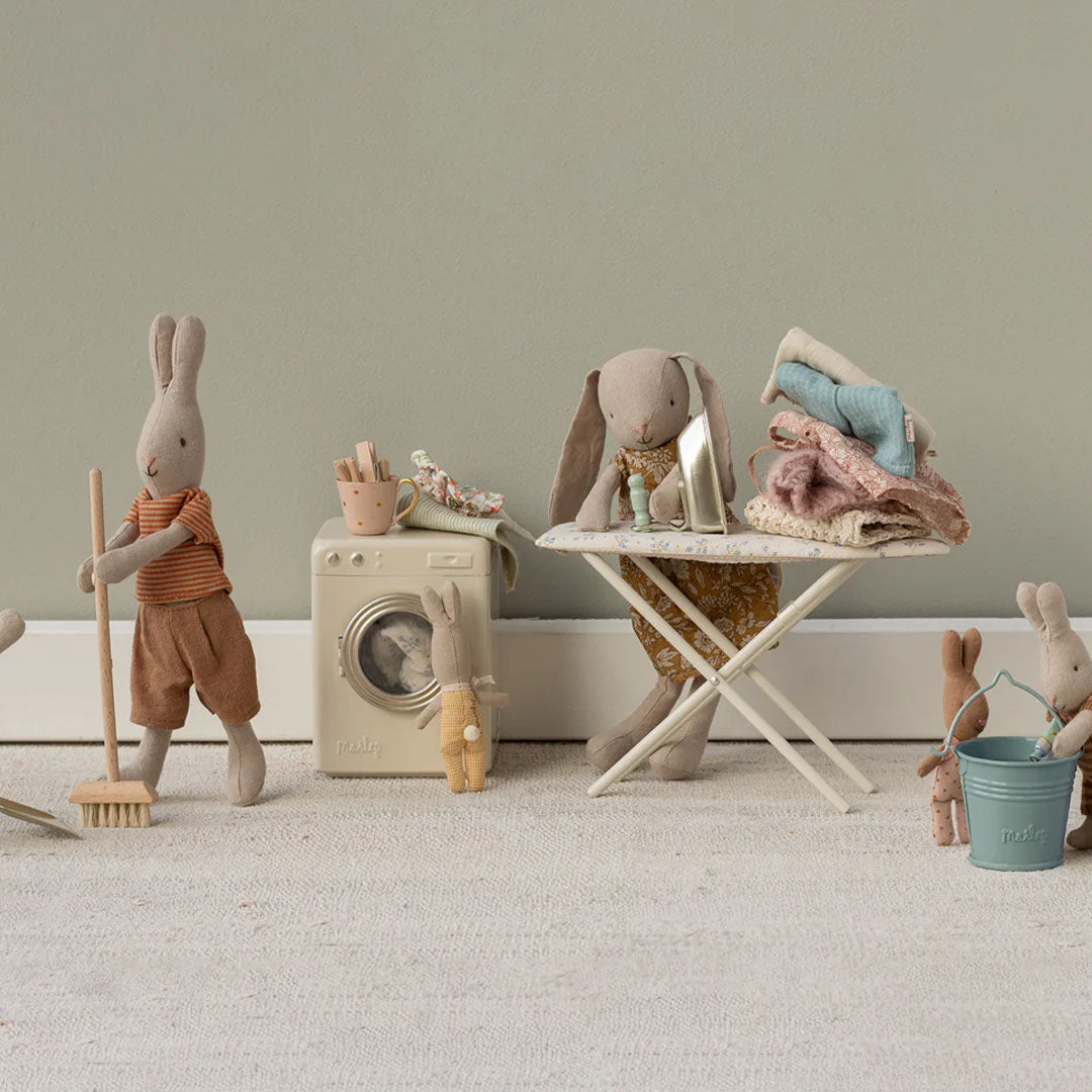 Maileg konijnenpoppen gebruiken de poppenhuis bezem set en andere accessoires in een speelscène.