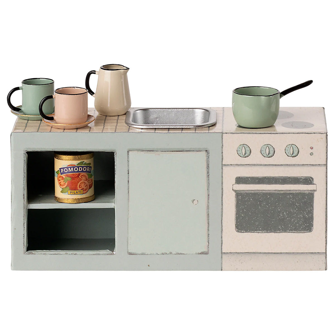 Maileg poppenhuis keukenspeelset met aanrecht, fornuis en miniatuur kookgerei zoals kopjes en een pan.