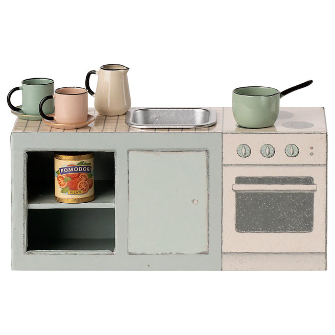 Maileg poppenhuis keukenspeelset met aanrecht, fornuis en miniatuur kookgerei zoals kopjes en een pan.