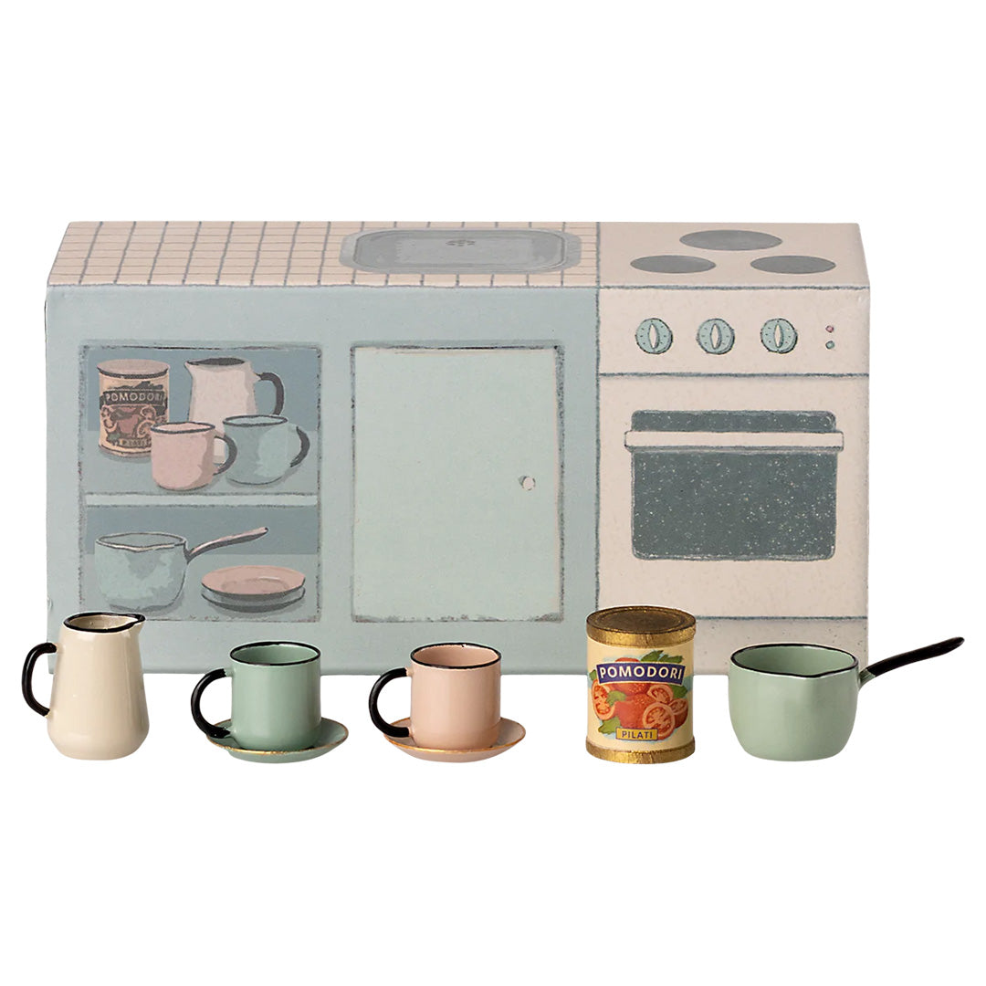 Maileg poppenhuis keukenspeelset met losse miniatuur kan, kopjes, blikje en pan ervoor.