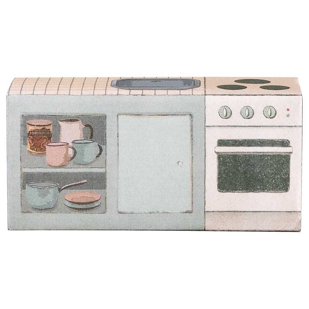 Maileg poppenhuis keukenspeelset met aanrecht, gootsteen, fornuis en oven, van voren gezien.