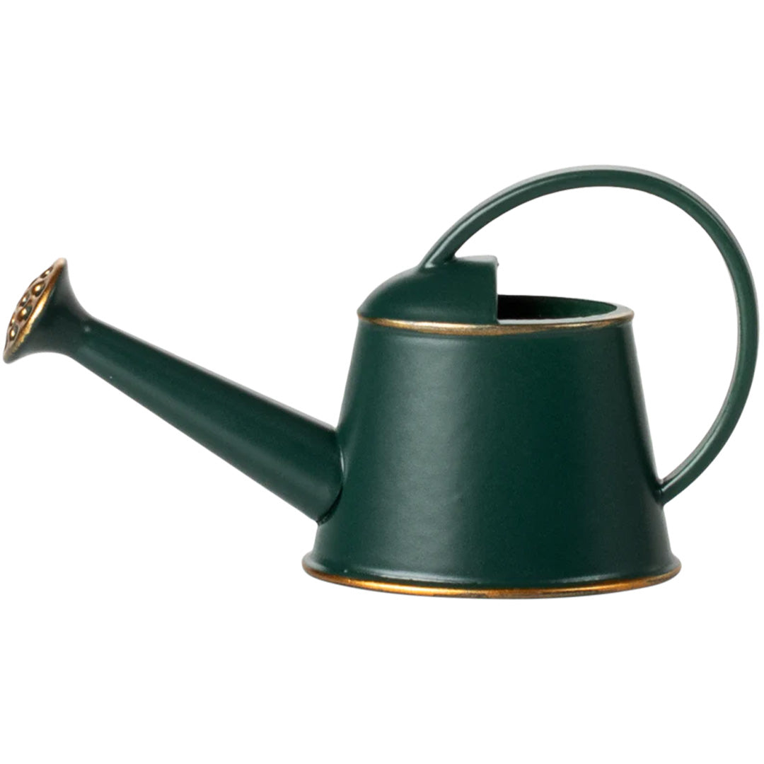 Maileg donkergroene metalen poppenhuis gieter met gouden details.