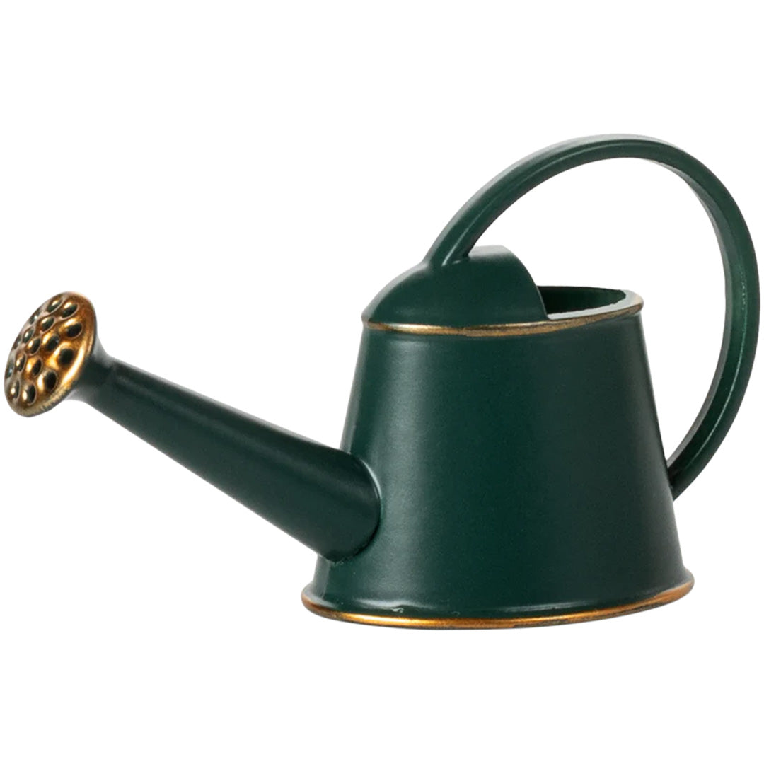 Maileg donkergroene metalen poppenhuis gieter met gouden details.