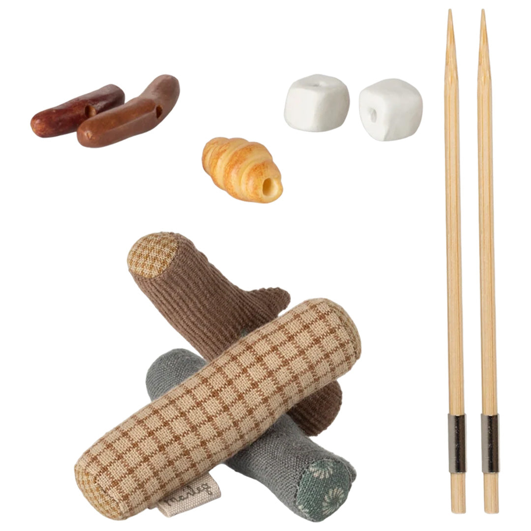 Maileg poppenhuis kampvuurset met stoffen houtblokken, worstjes, croissant, marshmallows en houten prikkers.