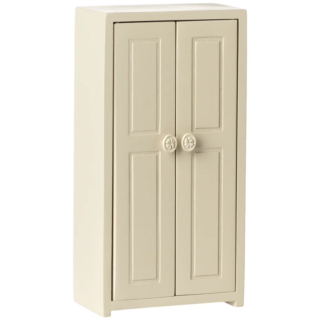 Maileg poppenhuis kledingkast in crème kleur met gesloten deuren.