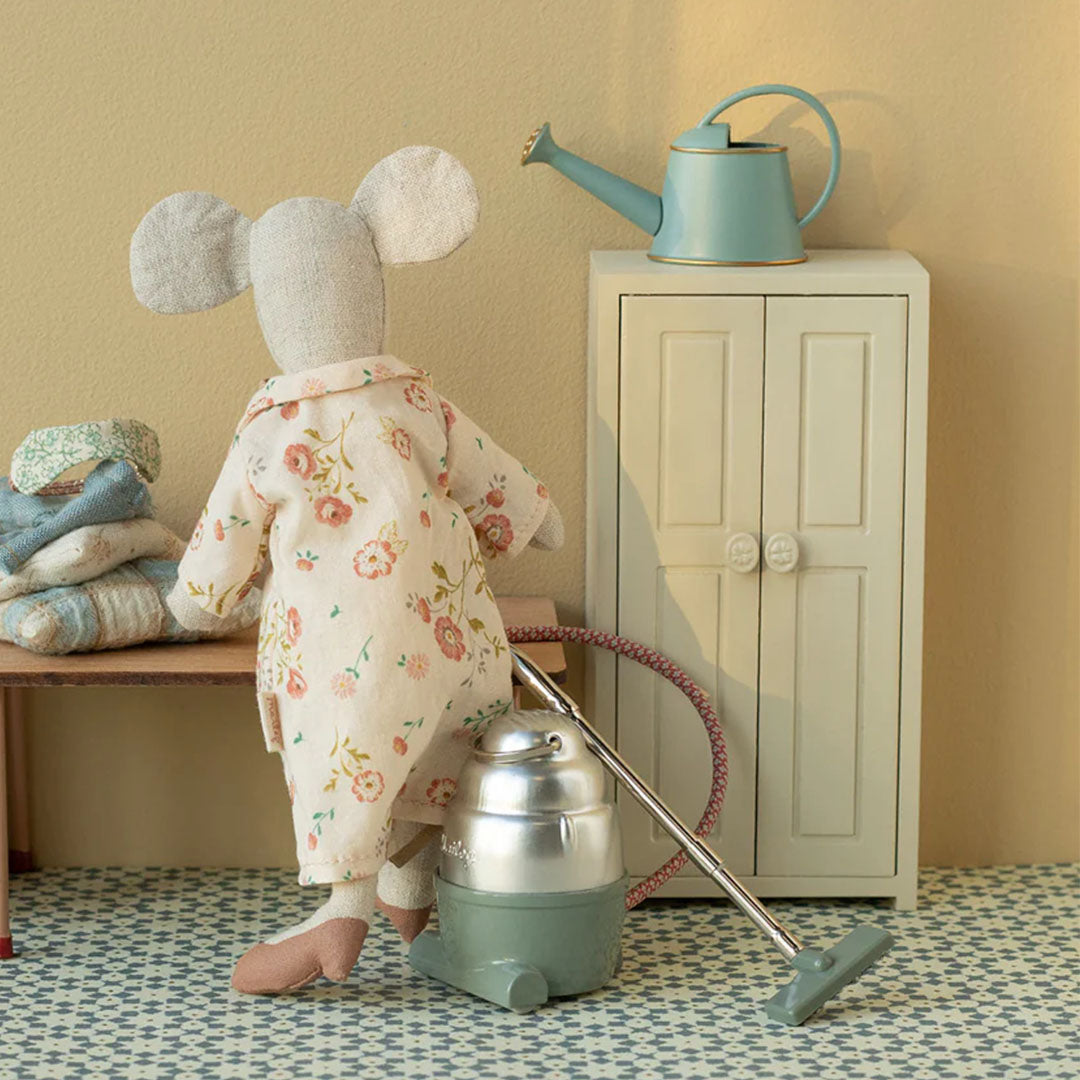 Maileg muis in pyjama met stofzuiger voor de crème poppenhuis kledingkast.