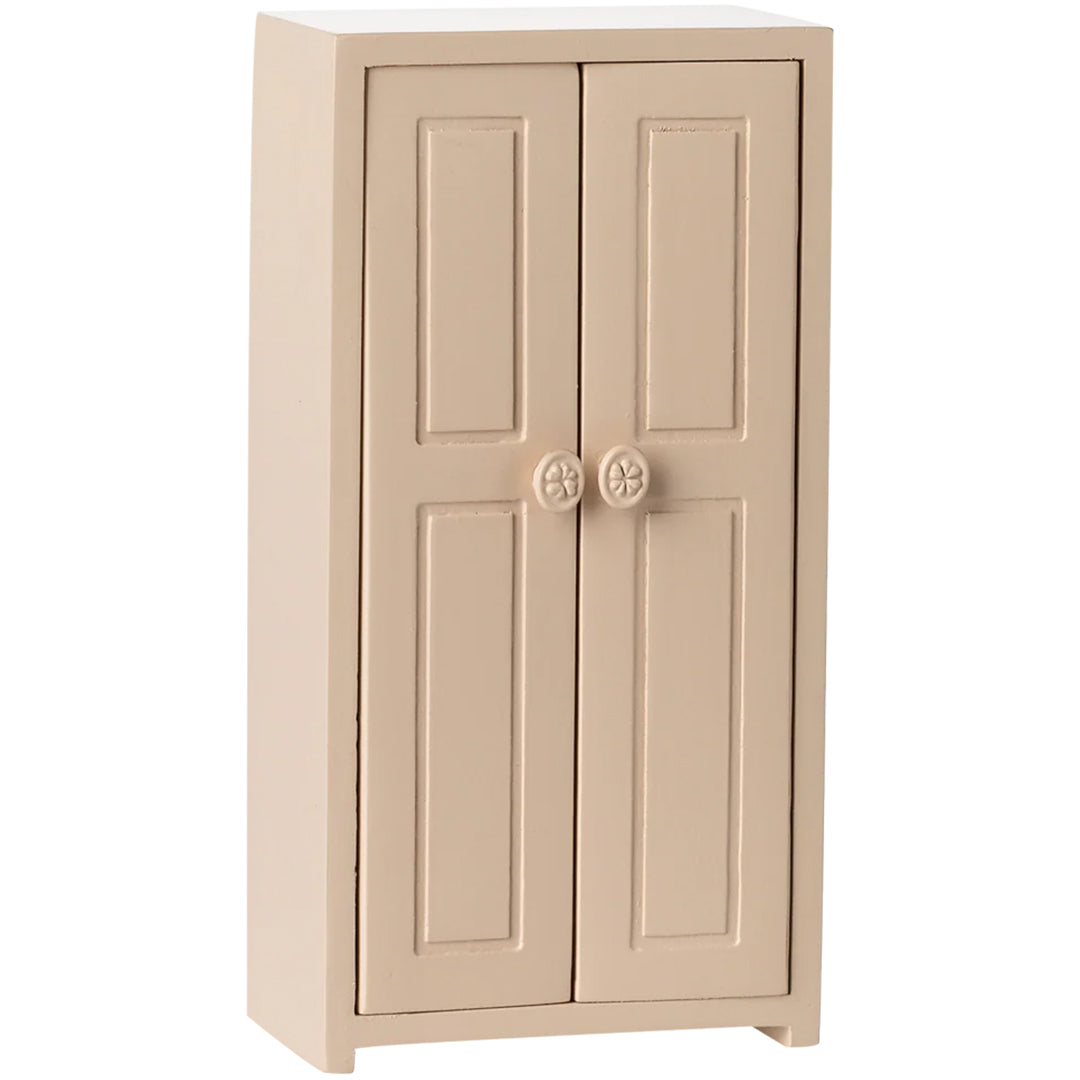 Maileg lichtroze poppenhuis kledingkast met twee gesloten deuren en decoratieve knoppen.