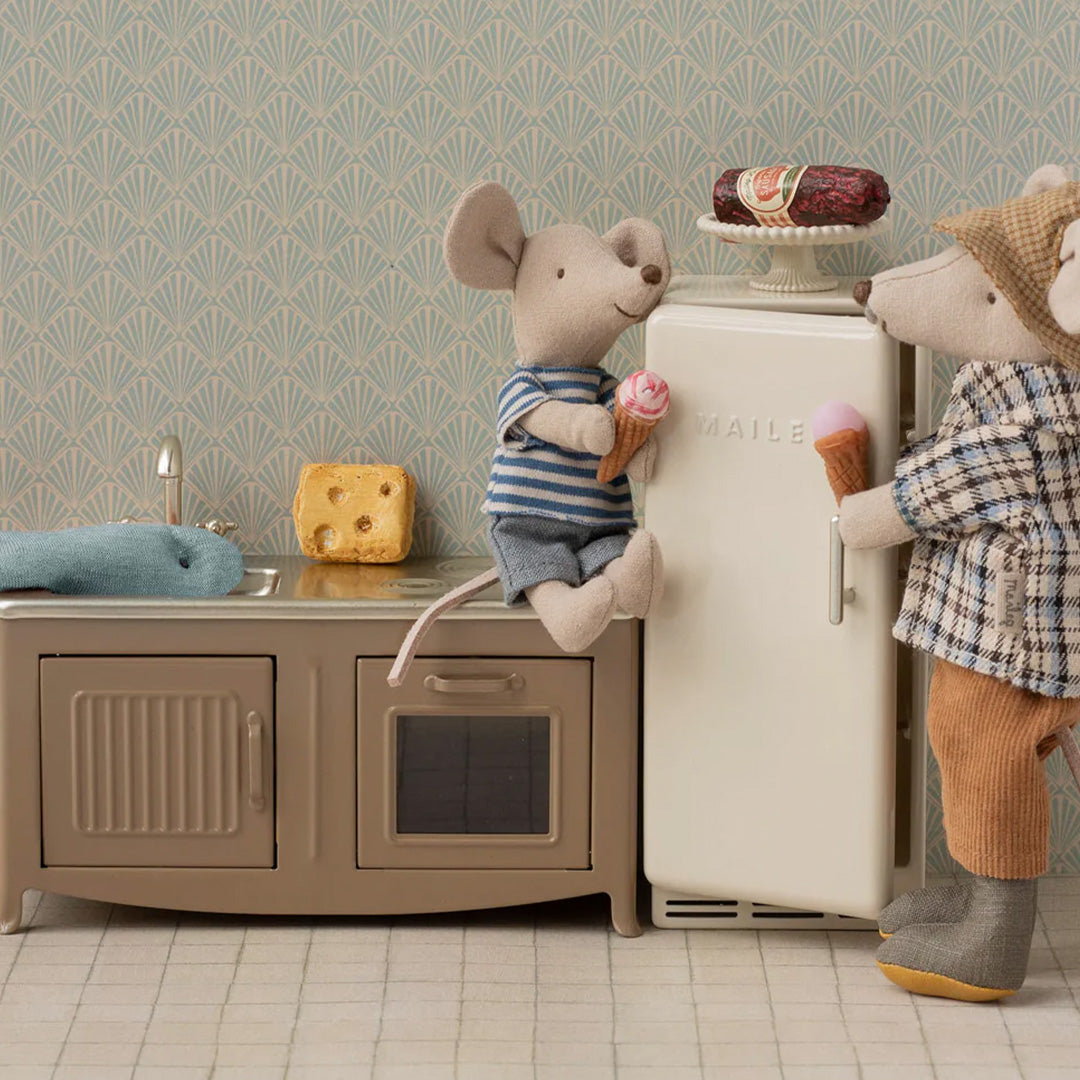Twee Maileg muizenpoppen met ijsjes bij een Maileg poppenhuis koelkast en aanrecht in een speelkeuken.