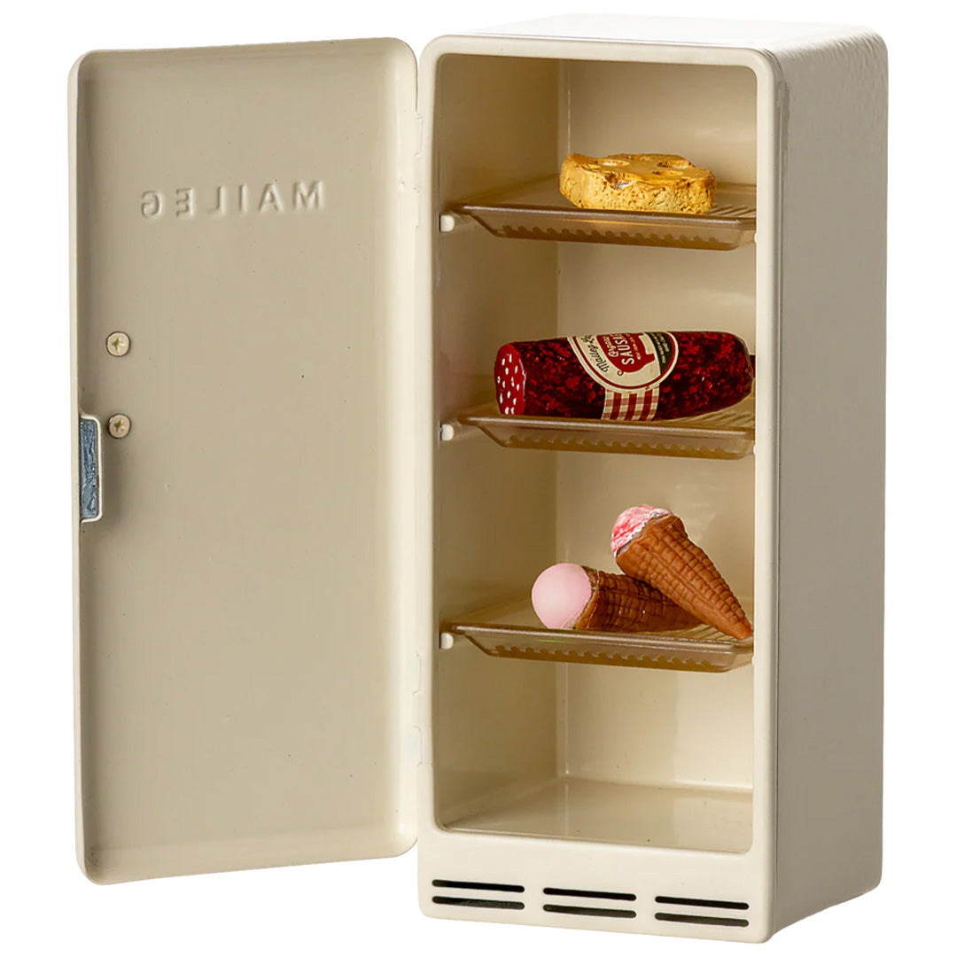 Maileg poppenhuis koelkast met open deur, gevuld met miniatuur kaas, worst en twee ijsjes.