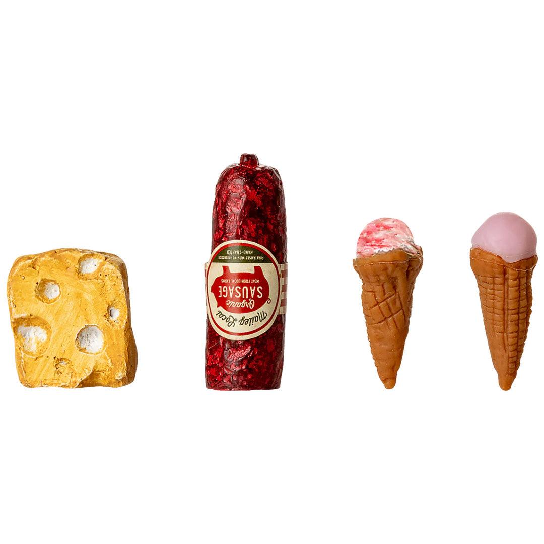 Vier miniatuur poppenhuis voedselaccessoires: een blok kaas, een worst en twee ijsjes.