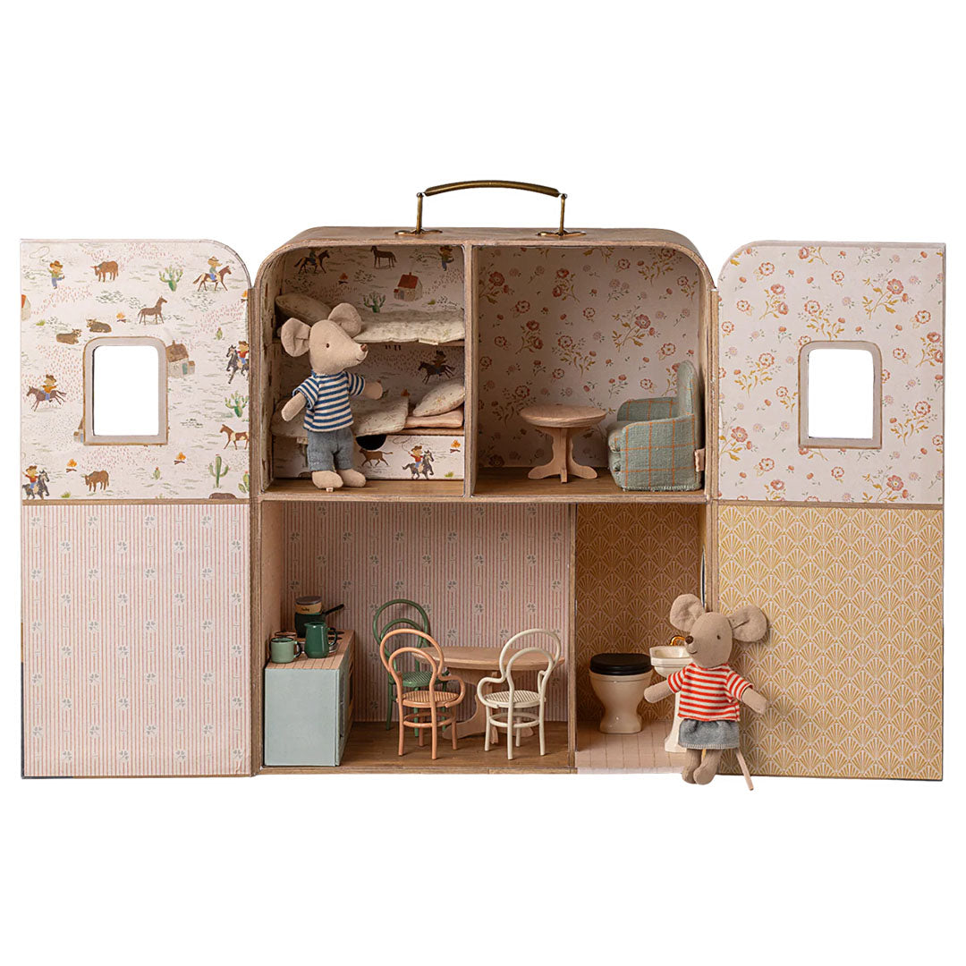 Maileg poppenhuis koffer opengeklapt met twee muizenfiguren en meubels in verschillende kamers.