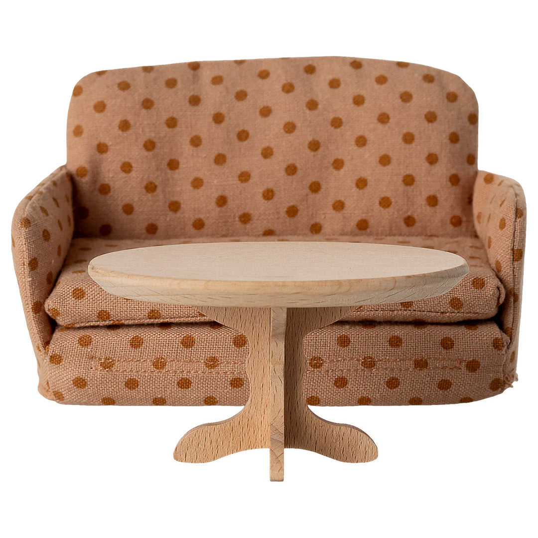 Maileg houten poppenhuis koffietafel staat voor een bruine poppenhuisbank met stippen.