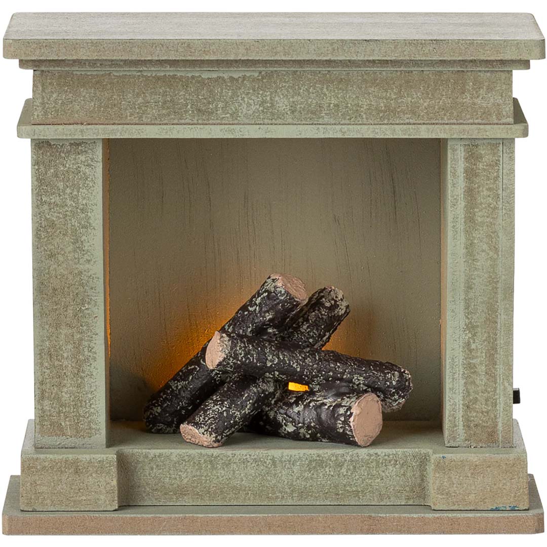 Maileg poppenhuis open haard in dusty green met verlichte houtblokken.