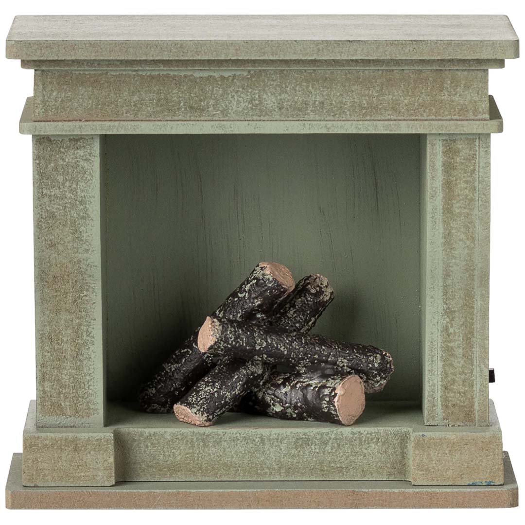 Maileg poppenhuis open haard in dusty green met onverlichte houtblokken.