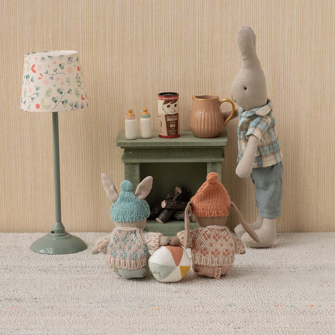 Maileg poppenhuis open haard als accessoire in een speelscène met konijnen en meubels.