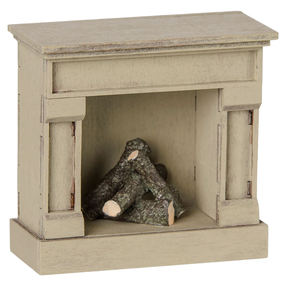 Maileg poppenhuis open haard in off-white met houtblokken, schuin gefotografeerd.